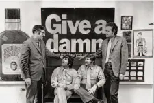  ?? Meyer Liebowitz/New York Times 1969 ?? Advertisin­g man Tony Isidore (left) with his collaborat­ors on famed New York ad campaigns at Young & Rubicam in 1969.