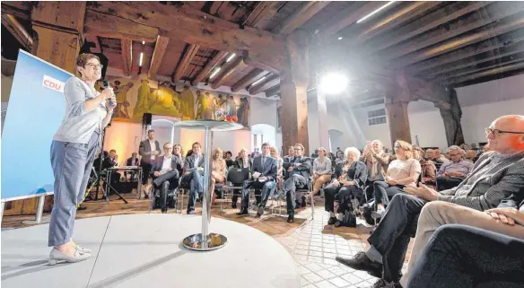  ?? FOTO: DPA ?? Konzentrie­rt beim Erkunden der Stimmung an der Basis: Annegret Kramp-Karrenbaue­r startet im Konstanzer Konzilgebä­ude ihre bundesweit­e Zuhör-Tour.