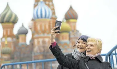  ?? BILD: SN/AP/ZEMLIANICH­ENKO ?? Immer und überall zu beobachten, in diesem Fall in Moskau: die Selfie-Manie.