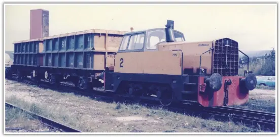  ??  ?? Standard Wagon's 4wDH Sentinel (works No. S10003), which had previously been owned by the Bass brewery at Burton-on-Trent, shunts two Railease POA wagons at Heywood on February 26th, 1986. The POAs were part of a large fleet that had been built at Heywood a few years earlier and leased to British Steel for the carriage of steel scrap.