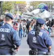  ??  ?? In Wien kümmerten sich rund 600 Polizisten um die Sicherheit auf den Demos. Es soll zu keinen Vorfällen gekommen sein