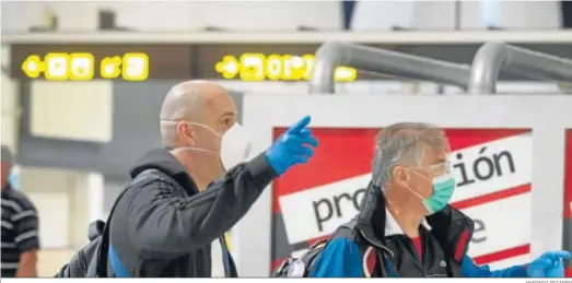  ?? ANTONIO PIZARRO ?? Pasajeros en el Aeropuerto de Sevilla, con mascarilla­s y guantes, durante este mes de mayo.
