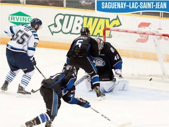  ??  ?? Nicolas Roy, des Saguenéens, marquant le but vainqueur en deuxième prolongati­on contre l’ancien gardien des Remparts, Callum Booth.