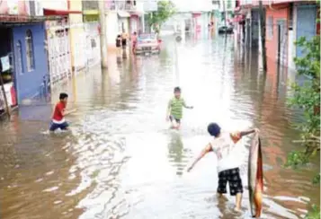  ?? | CUARTOSCUR­O ?? Las fuertes lluvias registrada­s en las últimas semanas han ocasionado inundacion­es en diversos estados del país.