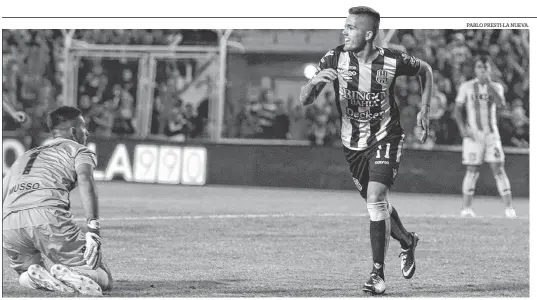  ??  ?? El último gol en Primera, ¿y en Olimpo?. Franco Troyansky ponía en ventaja a Olimpo sobre Racing, pero al aurinegro se le vino la noche y 2-1 abajo.