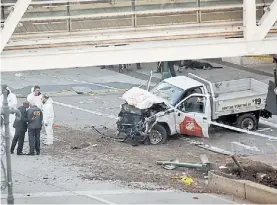  ?? AFP ?? Ataque. La camioneta después del choque final tras el ataque.
