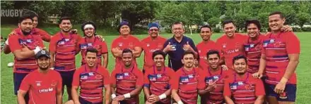  ??  ?? Malaysia Rugby president Datuk Shahrul Zaman Yahya (centre) with the national sevens squad in Sapporo yesterday.