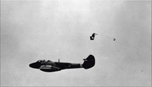  ??  ?? Le 24 juillet 1946, Bernard Lynch, employé de Martin Baker, se porte volontaire pour un essai en conditions réelles à partir d’un Gloster Meteor 3. Il totalisera à la fin de sa carrière une trentaine d’éjections ! (Martin Baker)