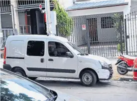  ??  ?? No hay cartel que valga. Calle General Dehesa, de barrio General Paz. Parar en las entradas de vehículos es una constante en los barrios.