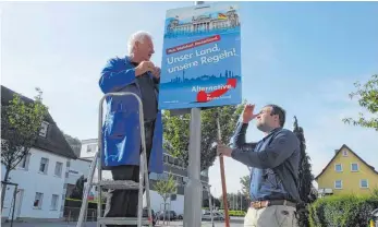  ?? FOTO: RIMKUS ?? Ruben Rupp (rechts) und Emil Pöltl auf Wahlplakat­e-Tour in Oberkochen.