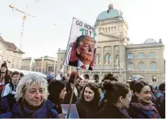  ?? Foto: Ruben Sprich, afp ?? Schon im Vorfeld des Weltwirtsc­haftsforum­s protestier­en Demonstran­ten gegen den Auftritt von US Präsident Donald Trump in Davos.