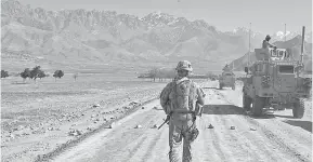  ?? — Gambar AFP ?? RONDA: Gambar fail menunjukka­n anggota tentera AS membuat rondaan di jalan di bawah pembinaan berhampira­n Bagram, kira-kira 60 kilometer dari Kabul.