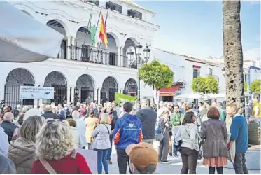  ?? M.G. ?? Los almonteños se concentran este martes por el “injusto” reparto de fondos de Doñana.