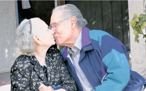  ??  ?? Mauro y Cuca Castañeda cumplieron 70 años de casados en enero pasado. Es una historia romántica que empezó en México y llegó a Los Ángeles donde el amor sigue estando fuerte como el primer día. /FOTOS: AURELIA VENTURA