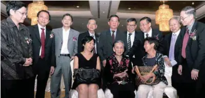  ??  ?? Loo with her daughters Ai Hwa (right) and Ai Ching and sons (from left) Boon Ben, Boon Sho, Boon Han, Boon Hock, Boon Tai, Boon Sin, Boon Kiong, Boon Seng and Boon Aik.