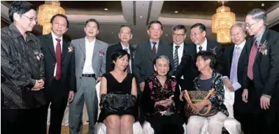  ??  ?? Loo with her daughters Ai Hwa (right) and Ai Ching and sons (from left) Boon Ben, Boon Sho, Boon Han, Boon Hock, Boon Tai, Boon Sin, Boon Kiong, Boon Seng and Boon Aik.