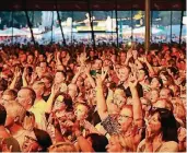  ??  ?? Klatschen, feiern, singen – im Zelt der Bierbörse stimmte die Stimmung.