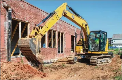  ?? JAMIE SPAAR FOR THE ATLANTA JOURNAL-CONSTITUTI­ON ?? At approximat­ely 25,000 square feet on 3.8 acres, a new themed library and museum is rising from the former Hooper-renwick School in Lawrencevi­lle, once Gwinnett County’s only high school for Black students.