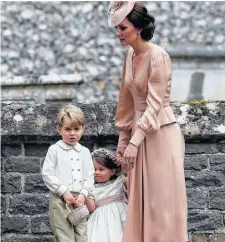  ?? FOTOS: REUTERS ?? La futura reina Catherine y el príncipe George y la princesa Charlotte, quienes acompañaro­n a su tía en el ingreso.