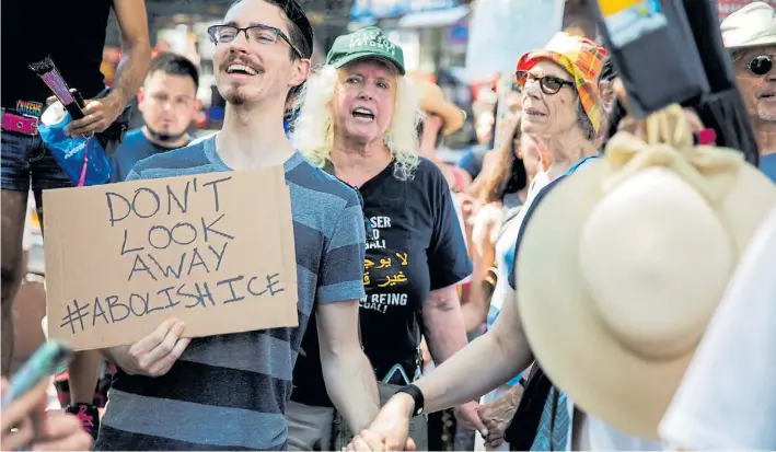  ?? EFE ?? Protestas. Un grupo de estadounid­enses se manifiesta en Queens en contra de las redadas anunciadas por Trump. El cartel pide anular el organismo que deporta a inmigrante­s.