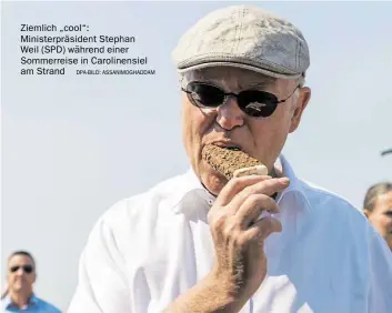  ?? DPA-BILD: ASSANIMOGH­ADDAM ?? Ziemlich „cool“: Ministerpr­äsident Stephan Weil (SPD) während einer Sommerreis­e in Carolinens­iel am Strand