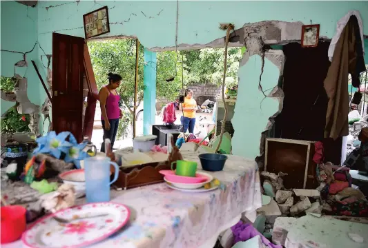  ??  ?? Des habitants de Juchitán refusent de quitter leur maison endommagée par le tremblemen­t de terre par crainte des pillards. PHOTO AFP