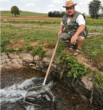  ??  ?? Carsten Lange von der Fischzucht Rothtal Forellen in Bieselbach hat mit seinen Zuchtbecke­n trotz der anhaltende Hitze Glück. Die Roth versorgt die Anlage mit frischem Wasser.