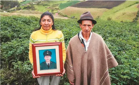  ??  ?? Libia Estrada y José Martínez, padres de Libio José Martínez Estrada, militar secuestrad­o hace 20 años en la toma de Patascoy (Nariño).