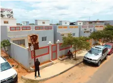  ??  ?? PAULO MULAZA | EDIÇÕES NOVEMBRO Tipologia de casas erguidas no bairro do Benfica, em Luanda