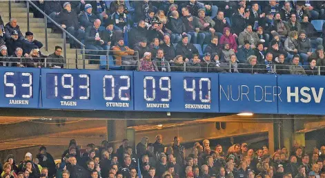  ?? FOTO: IMAGO ?? Alleinstel­lungsmerkm­al: Mit einer riesigen Digital-Uhr zeigt der Hamburger SV in seinem Stadion, dass er als einziger Verein der Bundesliga noch nie abgestiege­n ist. Diese Saison könnte es aber sein, dass die Zeit des HSV in der Bundesliga nach 53...