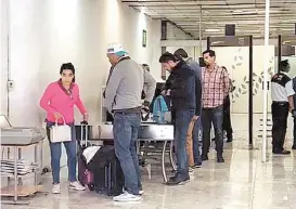  ?? JAVIER RÍOS ?? Los pasajeros que compartier­on el viaje con el tabasqueño fueron asignados a un filtro para una inspección exhaustiva.