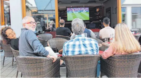  ?? FOTO: MARION BUCK ?? Beim ersten WM-Spiel war der Ansturm in den Gaststätte­n noch verhalten. Das dürfte sich am Sonntag ändern.