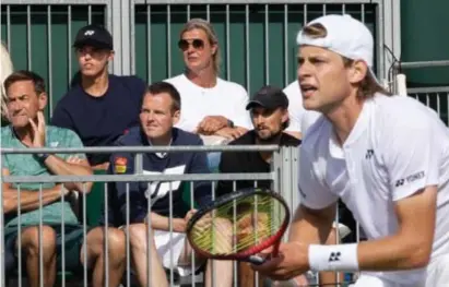  ?? FOTO BELGA ?? Aandachtig­e fan in de box van Bergs: Charles De Ketelaere. “Ik had hem de avond ervoor uitgenodig­d.”