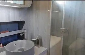  ??  ?? La salle de bain prend ses aises sur le flanc bâbord. La spacieuse cabine de douche hérite d’un banc contremoul­é.