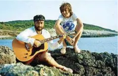  ??  ?? AMICI Lucio Dalla al mare con Ron, nell’estate del 1970. A 6 anni dalla morte di Dalla, Ron gli ha dedicato l’album-tributo Lucio!