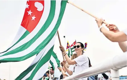  ?? BEN STANSALL/AGENCE FRANCE-PRESSE — GETTY IMAGES ?? Fanáticos de Abjasia apoyan en un partido contra Tíbet durante el torneo de la ConIFA en Inglaterra.