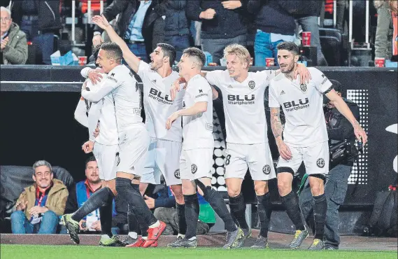  ?? FOTO: EFE ?? Los jugadores del Valencia celebran el gol de Rodrigo Moreno, que encarrilab­a el pase para la final del equipo de Marcelino. En el benito Villamarín les espera el Barça, el ‘rey de Copas’