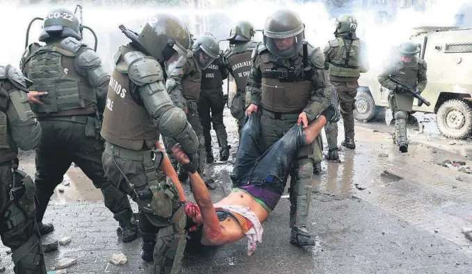  ?? FOTO: NTB SCANPIX ?? BRYTER MENNESKERE­TTIGHETENE: Etter å ha besøkt Santiago konkludere­r HRW med at det chilenske politiet ved flere tilfeller har brutt menneskere­ttighetene.