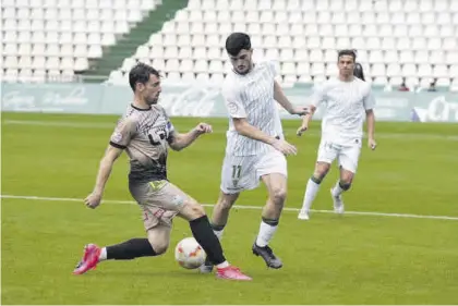  ?? CHENCHO MARTÍNEZ ?? Lance del pasado derbi entre el Córdoba CF B y el Ciudad de Lucena, en El Arcángel.