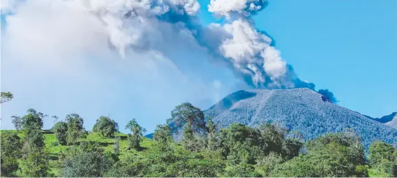  ?? Volcán Turrialba, uno de los atractivos turísticos del país. Shuttersto­ck/La República ??