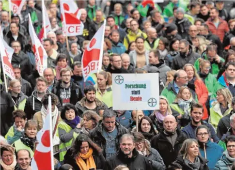  ??  ?? Protesta de los empleados de Bayer contra el cierre de la fábrica de Wuppertal y los recortes de plantilla EFE