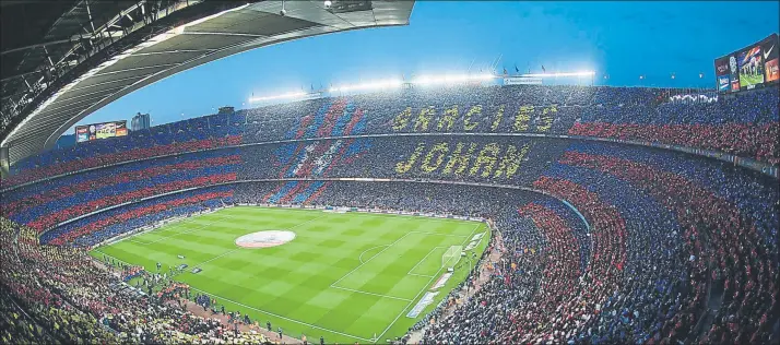  ?? FOTO: PEP MORATA ?? El impresiona­nte mosaico que el Camp Nou le dedicó a Johan antes del Clásico Barça-Madrid el sábado 2 de abril de 2016, pocos días después de la muerte del mito. El homenaje dio la vuelta al mundo
