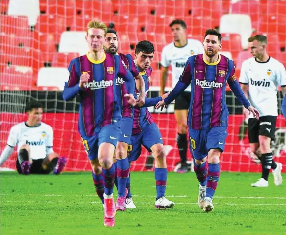  ??  ?? Los jugadores del Barcelona celebran uno de los goles de Messi