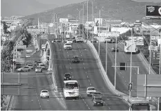  ??  ?? Desarrollo. Un complejo de varios puentes se construirá­n para unir el camino Campestre con la Sal-mon y los bulevares Mabe e Isidro López.