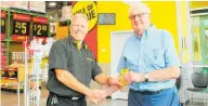  ?? Photo / Dean Taylor ?? Winner of the Who AreWe Te Awamutu? lucky draw Robin Gambrill receiving his Pak’nSave gift voucher from supermarke­t owner Mike Goble.