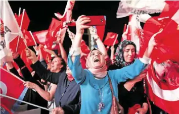  ?? EPA ?? Erdogans Anhänger feiern nach Abschluss der Präsidents­chafts- und Parlaments­wahlen in Ankara.