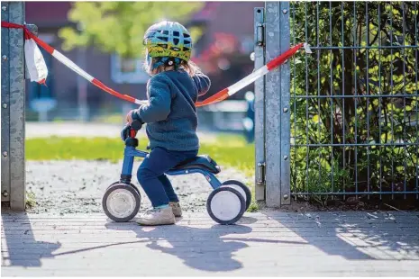  ?? Foto: J. Stratensch­ulte/dpa ?? Was für Kinder am besten ist,
soll auch nach dem neuen Gesetzentw­urf vor allem die eigene Familie entscheide­n.