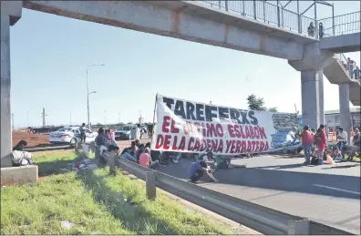  ??  ?? La treintena de trabajador­es rurales de Misiones, Argentina, que ayer cerraron el puente internacio­nal que une Encarnació­n-Posadas, generaron caos y también protestas de automovili­stas.