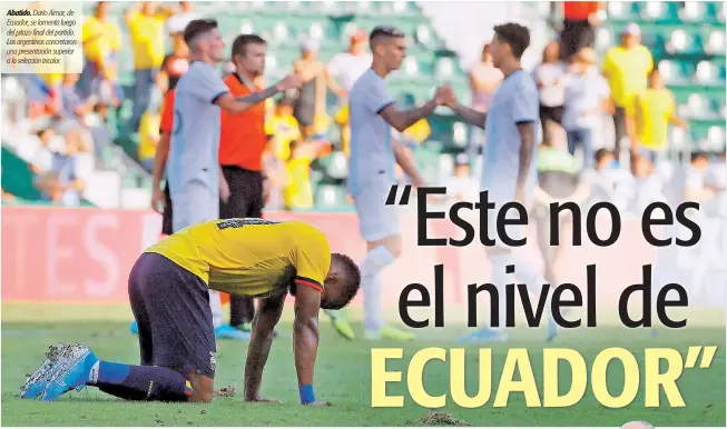  ?? MANUEL LORENZO / EFE ?? Abatido. Darío Aimar, de Ecuador, se lamenta luego del pitazo final del partido. Los argentinos concretaro­n una presentaci­ón superior a la selección tricolor.