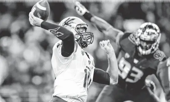  ?? JOE NICHOLSON/USA TODAY SPORTS ?? ASU quarterbac­k Taylor Kelly passes against Washington during the first quarter at Husky Stadium in Seattle on Saturday night. Kelly returned after missing three games with a foot injury.